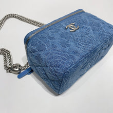 Load image into Gallery viewer, No.4421-Chanel Denim Sweet Heart Vanity With Chain (Unused / 未使用品)