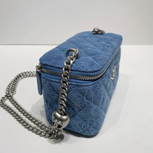 Load image into Gallery viewer, No.4421-Chanel Denim Sweet Heart Vanity With Chain (Unused / 未使用品)