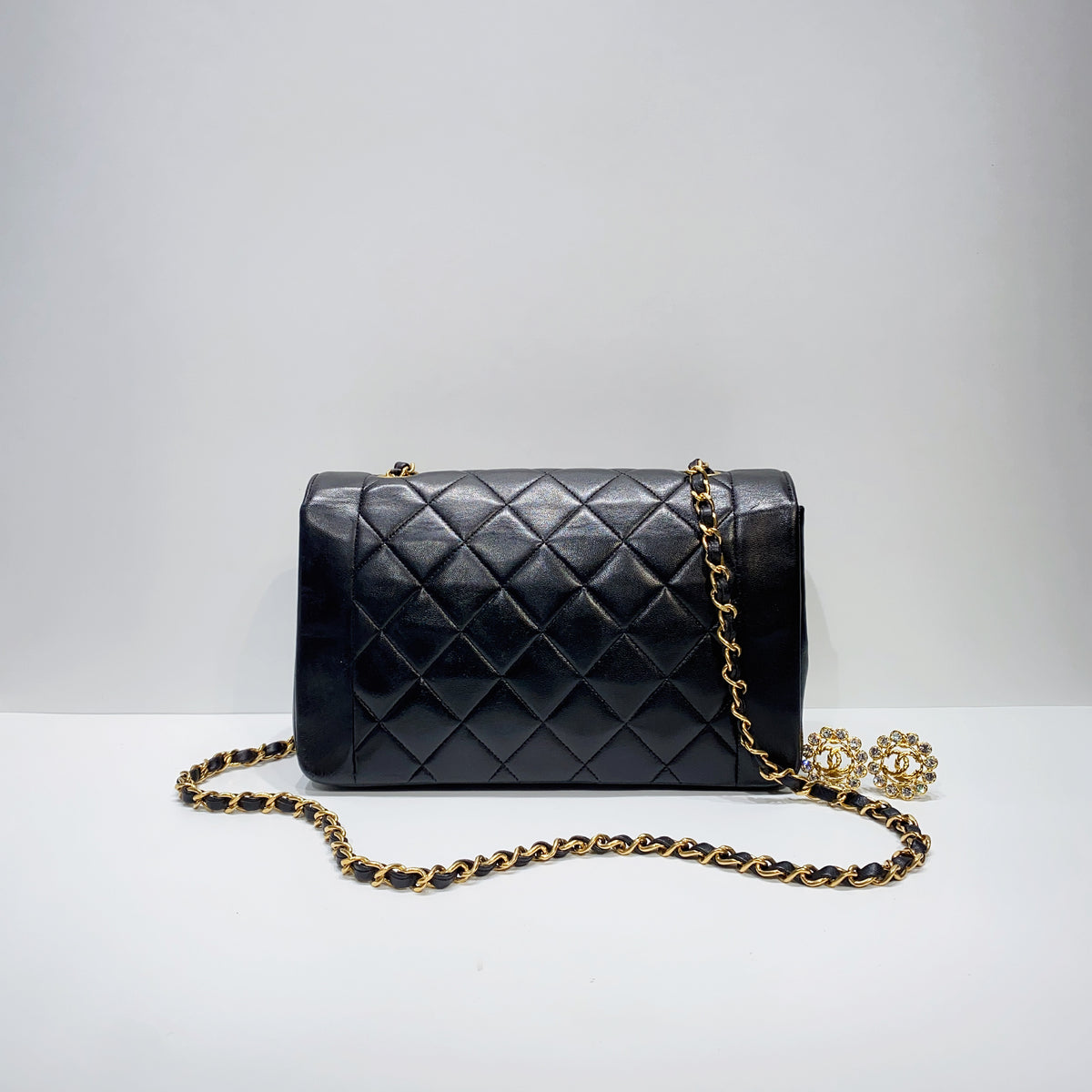 No.2539-Chanel Vintage Lambskin Diana Bag 25cm – Gallery Luxe