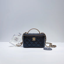 將圖片載入圖庫檢視器 No.3623-Chanel Caviar Pick Me Up Handle Vanity With Chain(Brand New / 全新)