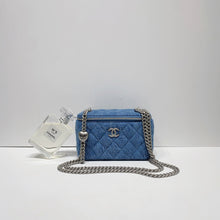 Load image into Gallery viewer, No.4421-Chanel Denim Sweet Heart Vanity With Chain (Unused / 未使用品)
