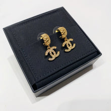 画像をギャラリービューアに読み込む, No.4483-Chanel Hoop Metal Crystal Coco Mark Earrings (Unused/ 未使用品)
