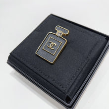 Load image into Gallery viewer, No.4318-Chanel Metal &amp; Leather Crystal Perfume Brooch (Unused / 未使用品)
