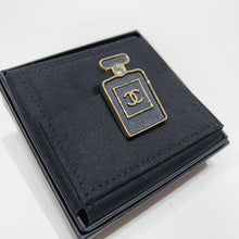 画像をギャラリービューアに読み込む, No.4318-Chanel Metal &amp; Leather Crystal Perfume Brooch (Unused / 未使用品)
