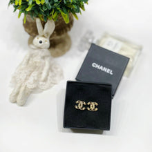 Load image into Gallery viewer, No.4454-Chanel Metal Pearl Coco Mark Earrings
