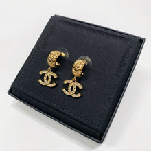 画像をギャラリービューアに読み込む, No.4483-Chanel Hoop Metal Crystal Coco Mark Earrings (Unused/ 未使用品)
