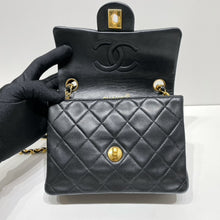 Charger l&#39;image dans la galerie, No.4332-Chanel Vintage Timeless Classic Flap Mini 17cm
