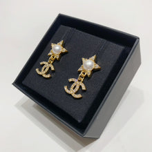 Charger l&#39;image dans la galerie, No.4267-Chanel Metal Pearl Star Earrings (Brand New / 全新貨品)
