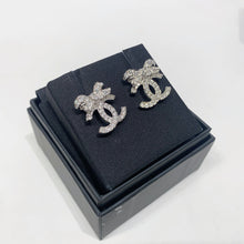 이미지를 갤러리 뷰어에 로드 , No.4453-Chanel Metal Crystal Bow CC Earrings (Unused / 未使用品)
