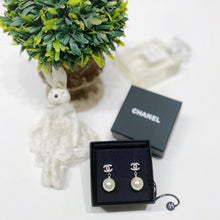 画像をギャラリービューアに読み込む, No.4479-Chanel Metal Crystal Coco Mark Earrings (Unused/ 未使用品)
