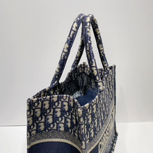 画像をギャラリービューアに読み込む, No.4338-Dior Medium Oblique Embroidery Book Tote
