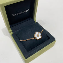 Load image into Gallery viewer, No.4379-VCA Lucky Spring Mother Pearl Bracelet
