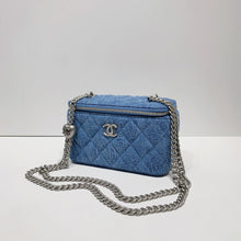 Load image into Gallery viewer, No.4421-Chanel Denim Sweet Heart Vanity With Chain (Unused / 未使用品)
