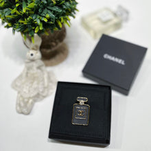 將圖片載入圖庫檢視器 No.4318-Chanel Metal &amp; Leather Crystal Perfume Brooch (Unused / 未使用品)
