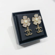 Load image into Gallery viewer, No.4467-Chanel Flower Coco Mark Earrings&nbsp; (Unused / 未使用品)
