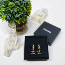 画像をギャラリービューアに読み込む, No.4483-Chanel Hoop Metal Crystal Coco Mark Earrings (Unused/ 未使用品)
