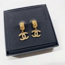 画像をギャラリービューアに読み込む, No.4483-Chanel Hoop Metal Crystal Coco Mark Earrings (Unused/ 未使用品)
