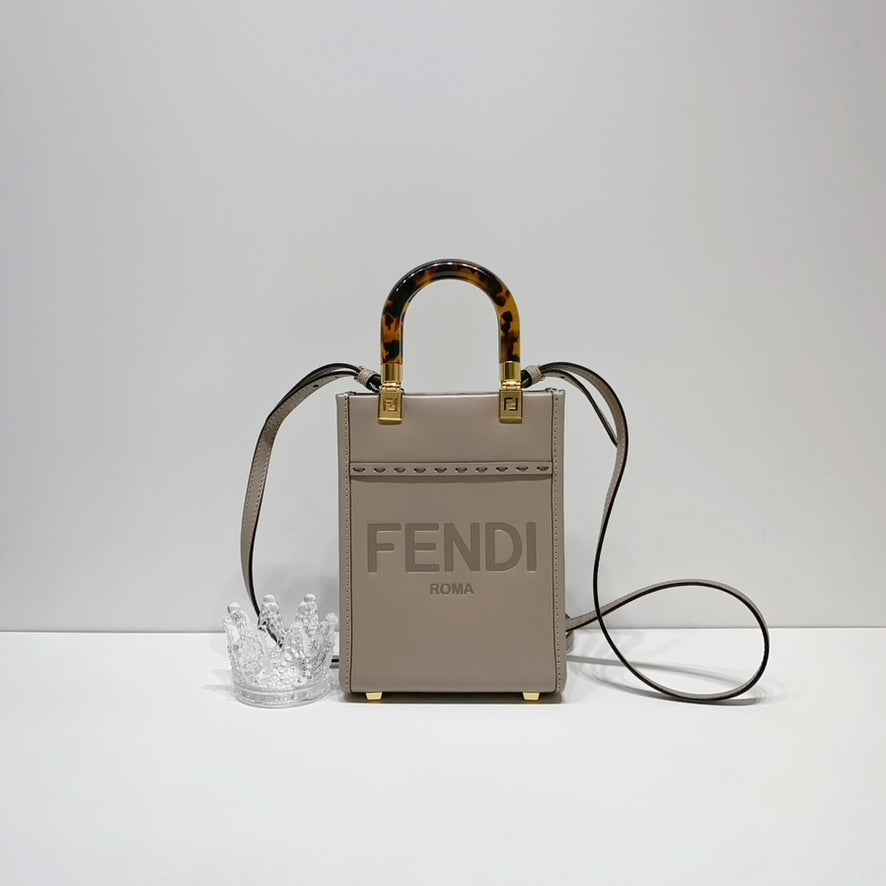 新品⭐︎ FENDI【入手困難】SUNSHINE SHOPPER MINI FENDI（フェンディ） ショルダーバッグ MINI SUNSHINE SHOPPER