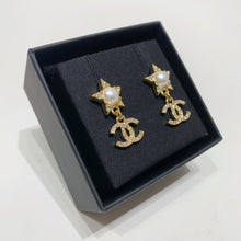 이미지를 갤러리 뷰어에 로드 , No.4267-Chanel Metal Pearl Star Earrings (Brand New / 全新貨品)
