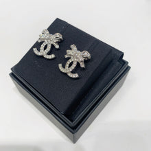 이미지를 갤러리 뷰어에 로드 , No.4453-Chanel Metal Crystal Bow CC Earrings (Unused / 未使用品)
