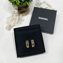 Load image into Gallery viewer, No.4465-Chanel Round Coco Mark Earrings&nbsp; (Unused / 未使用品)
