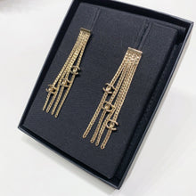 画像をギャラリービューアに読み込む, No.4481-Chanel Metal Tassel Coco Mark Earrings (Unused/ 未使用品)

