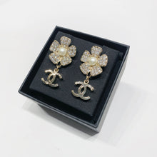 Load image into Gallery viewer, No.4467-Chanel Flower Coco Mark Earrings&nbsp; (Unused / 未使用品)
