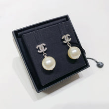 画像をギャラリービューアに読み込む, No.4479-Chanel Metal Crystal Coco Mark Earrings (Unused/ 未使用品)
