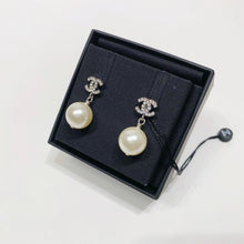 画像をギャラリービューアに読み込む, No.4479-Chanel Metal Crystal Coco Mark Earrings (Unused/ 未使用品)
