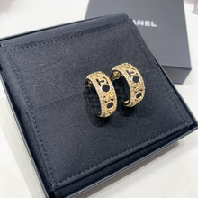 Load image into Gallery viewer, No.4465-Chanel Round Coco Mark Earrings&nbsp; (Unused / 未使用品)
