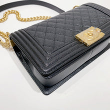 將圖片載入圖庫檢視器 No.4136-Chanel Caviar Boy 25cm (Brand New / 全新貨品)
