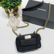 Load image into Gallery viewer, No.4129-Chanel Chevron Boy Purse With Chain (Unused / 未使用品)
