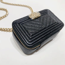Load image into Gallery viewer, No.4129-Chanel Chevron Boy Purse With Chain (Unused / 未使用品)
