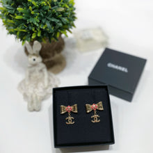 Load image into Gallery viewer, No.4134-Chanel Ribbon Coco Mark Earrings (Unused / 未使用品)

