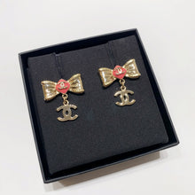 Load image into Gallery viewer, No.4134-Chanel Ribbon Coco Mark Earrings (Unused / 未使用品)
