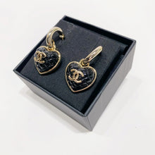 画像をギャラリービューアに読み込む, No.4164-Chanel Metal Pendant Heart Earrings
