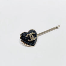 画像をギャラリービューアに読み込む, No.4175-Chanel Metal Coco Mark Heart Hair Clip
