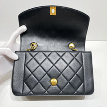 Load image into Gallery viewer, No.4295-Chanel Vintage Lambskin Diana Bag 22cm&nbsp;
