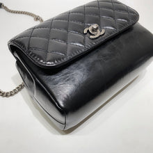 Charger l&#39;image dans la galerie, No.4343-Chanel Pilot Essentials Flap Bag With Top Handle
