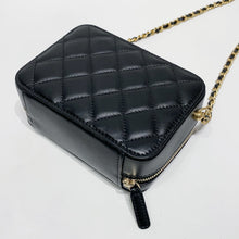 將圖片載入圖庫檢視器 No.4409-Chanel Pearl Crush Camera Bag (Unused / 未使用品)
