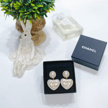 Load image into Gallery viewer, No.03884-Chanel Metal &amp; Resin Pearl Heart Earrings
