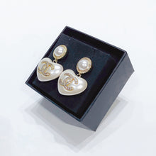 Load image into Gallery viewer, No.03884-Chanel Metal &amp; Resin Pearl Heart Earrings
