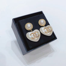 Load image into Gallery viewer, No.03884-Chanel Metal &amp; Resin Pearl Heart Earrings
