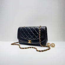画像をギャラリービューアに読み込む, No.2539-Chanel Vintage Lambskin Diana Bag 25cm
