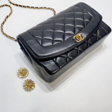 Charger l&#39;image dans la galerie, No.2539-Chanel Vintage Lambskin Diana Bag 25cm
