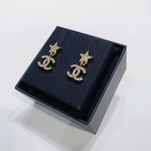Load image into Gallery viewer, No.3890-Chanel Metal &amp; Crystal Stars Coco Mark Earrings( Brand New / 全新貨品)
