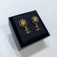 Charger l&#39;image dans la galerie, No.3853-Chanel Metal Camellia Coco Mark Earrings (Brand New / 全新貨品)
