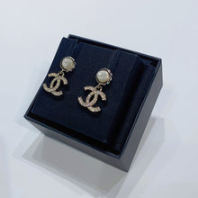 Charger l&#39;image dans la galerie, No.3851-Chanel Metal Pearl &amp; Crystal Coco Mark Earrings (Brand New / 全新貨品)
