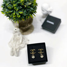Load image into Gallery viewer, No.4529-Chanel Metal &amp; Pearl Earrings (未使用品 / Unused)
