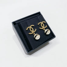 Load image into Gallery viewer, No.4529-Chanel Metal &amp; Pearl Earrings (未使用品 / Unused)
